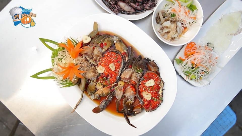 เมนูปูไข่ดอง ทางร้านใช้วัตถุดิบชั้นดีสดสะอาดทุกขั้นตอน ปูไซส์ใหญ่ ไข่ปูแน่น ๆ ดองกับซีอิ๊วจนรสอร่อยเข้าเนื้อ