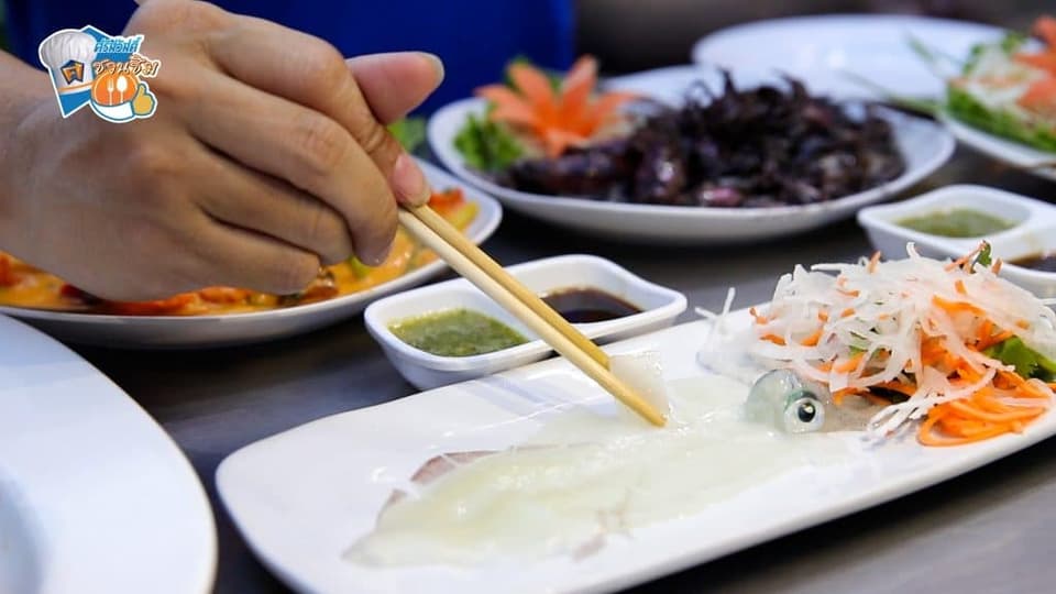 เริ่มกันเลยที่เมนูซิกเนเจอร์ของที่นี่คือ หมึกเป็นซาซิมิ ชื่อเดียวกับชื่อร้าน ทางร้านใช้หมึกสายตัวเป็น ๆ หั่นเป็นชิ้นเล็ก ๆ