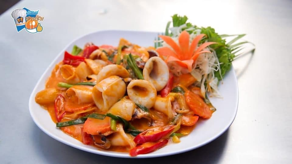 ขณะที่เมนูหมึกผัดไข่เค็ม ที่ร้านใช้ปลาหมึกตัวโตหั่นเป็นชิ้น นำมาผัดกับพริกหวาน และหอมใหญ่ เพิ่มรสชาติความหอมมันจากไข่เค็ม