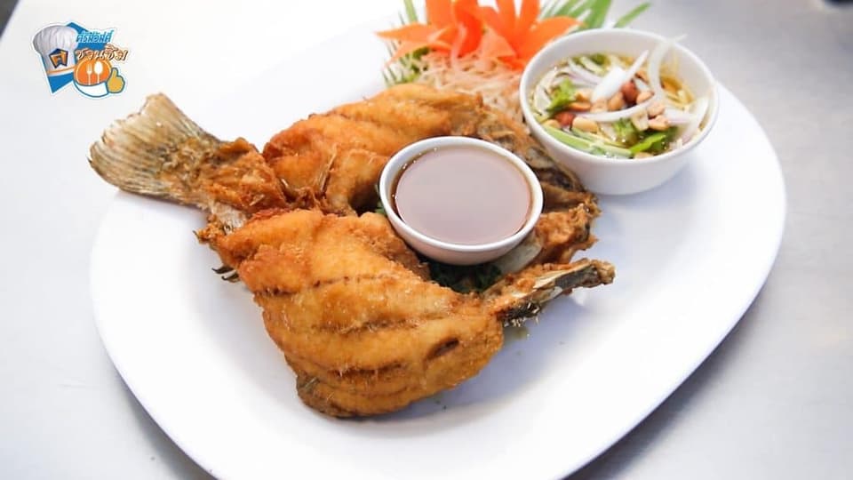 สำหรับใครที่ไม่ถนัดปลาหมึก ทางร้านก็มีอีกหนึ่งเมนูยอดนิยม คือ ปลากระพงทอดน้ำปลา ที่ไม่ว่าใครมาก็ต้องลอง