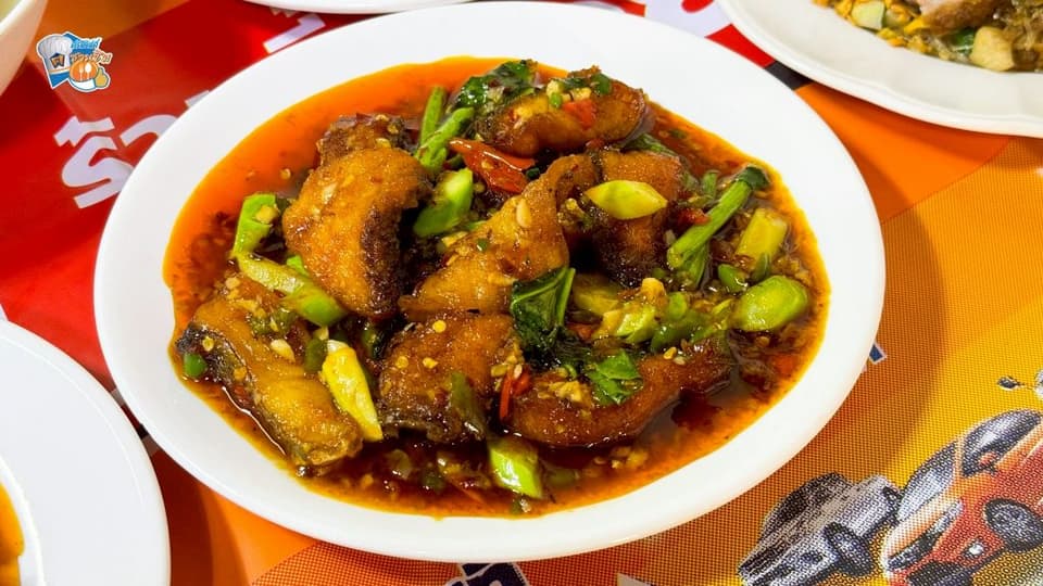 เนื้อปลากะพงผัดกับซอสสามรสแบบฉ่ำๆ อร่อยครบรสในคำเดียว