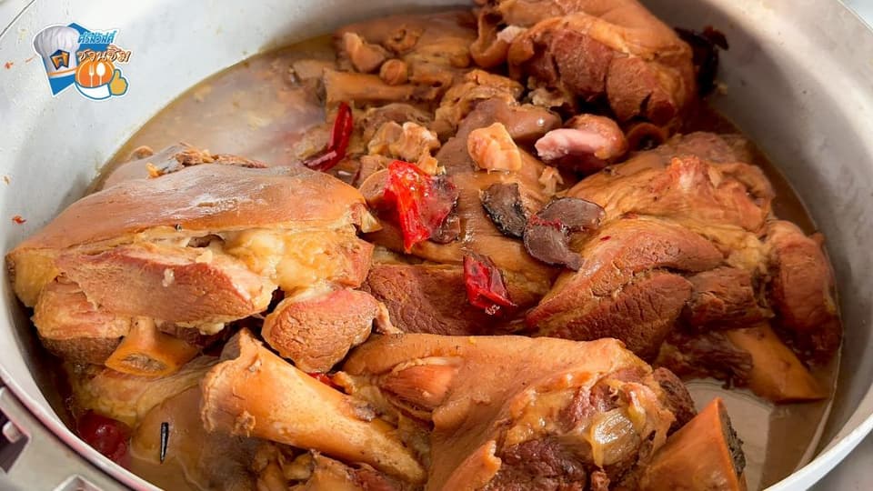 ขาหมูสูตรเบตง หนังนุ่ม เนื้อเปื่อย น้ำราดหอมยั่วใจ