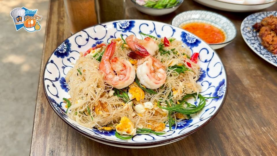 เส้นหมี่ผัดชะอมกุ้ง หอมกลิ่นชะอม ผัดแห้งกำลังดี กุ้งตัวโตเต็มคำ