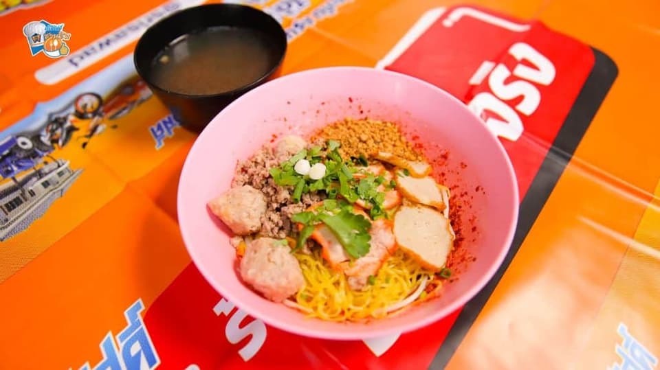 เย็นตาโฟต้มยำ น้ำซุปเย็นตาโฟต้มยำมีความ เปรี้ยว เผ็ด เค็ม หวานกลมกล่อม ครบรสในชามเดียว กลิ่นพริกป่นคั่วใหม่ ๆ