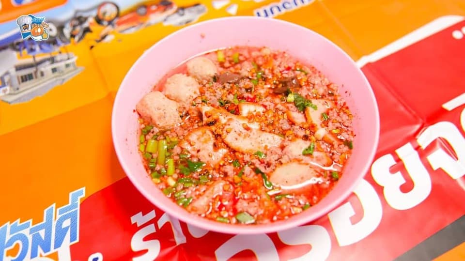 ก๋วยเตี๋ยวหมูสูตรต้มยำ เปิดมาคำแรกจะเจอความ เปรี้ยวเผ็ดนำ เค็มตาม หวานปลาย ครบรส พริกป่นเผ็ดหอมไม่แสบคอ มะนาวให้ความเปรี้ยว