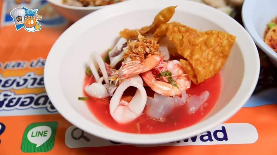 ก๋วยเตี๋ยวต้มยำ เนื้อหมูสับนุ่มแน่นๆ เพิ่มความหอมมันในทุกคำ ตัดกับลูกชิ้นปลาและแผ่นปลาเนื้อเด้ง