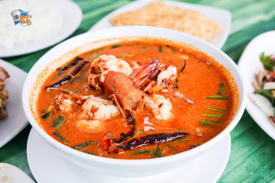 กะเพราไก่กรอบ เนื้อกรอบนอกนุ่มใน เมนูขึ้นชื่อที่ใครมาก็ต้องสั่ง ไก่กรอบนอกนุ่มในใช้อกและหนังไก่ ผัดกับกะเพรา กระเทียม