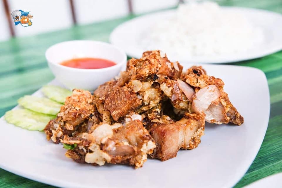 ไข่เจียวยัดไส้ หมูสับ ไข่เจียวทอดฟู สีเหลืองทอง หอมกลิ่นไข่ชัดเจน ด้านนอกกรอบบางๆ ด้านในนุ่มฟู ฉ่ำเล็กน้อย กินง่ายเพลิน