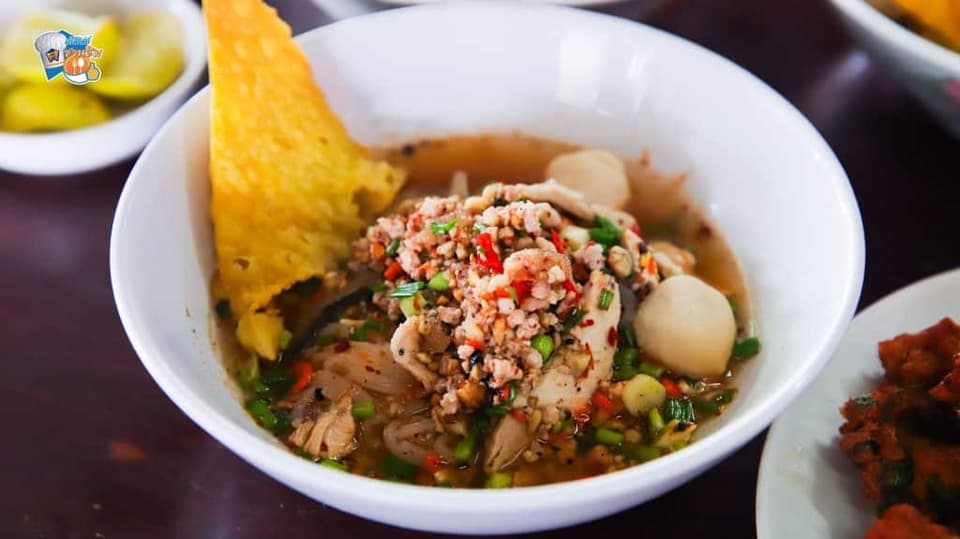 บะหมี่แห้งต้มยำ รสชาติจัดจ้านถึงเครื่องแบบดั้งเดิม ตัวเส้นลวกมาเหนียวนุ่ม คลุกเคล้ากับการปรุงรสสูตรของร้าน