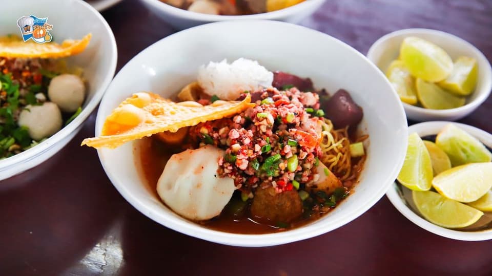 ก๋วยเตี๋ยวต้มยำแบบน้ำ เข้ากันได้ทุกเส้น น้ำซุปต้มยำหอมมะนาวแท้ เปรี้ยวกำลังดี ตัดกับความหวานกลมกล่อมและเค็มพอดี