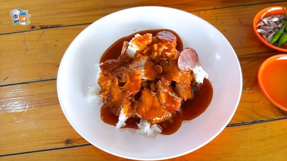 ข้าวขาหมู เนื้อหนังฉ่ำๆ น้ำพะโล้เข้มข้นออกหวานเค็มกำลังดี เนื้อเปื่อยนุ่ม หนังมีความหนึบแบบพอดี ไม่เละจนเกินไป