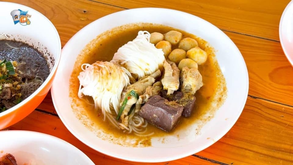 ข้าวหมูแดง หมูกรอบ คุณภาพสมราคา โดยเฉพาะหมูแดงที่หมักรสหวานนำ กินง่ายไม่เลี่ยนหมูกรอบที่มีความกรอบนอกนุ่มในตักเติมข้าวแบบไม่อ