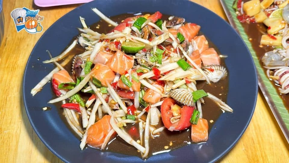 ทางร้านใช้ปลาหมึกขนาดตัวกำลังดีที่มีไข่แน่นๆ อยู่เต็มท้อง นำไปลวกให้สุกพอดี เนื้อหมึกยังคงความเด้ง กรุบ ไม่เหนียว