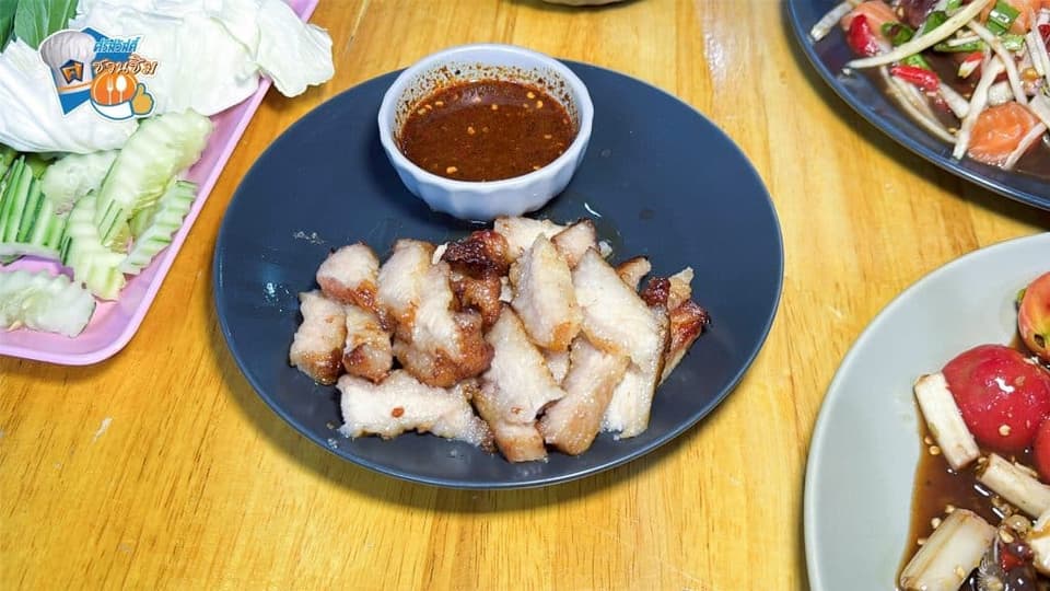 ตำไทยของที่นี่ จุดเด่นก็คือความสดกรอบของเส้นมะละกอ ปรุงรสด้วยเครื่องเคียงต่างๆ รสชาติจะมีความเปรี้ยวอมหวาน หอมมะนาวแท้