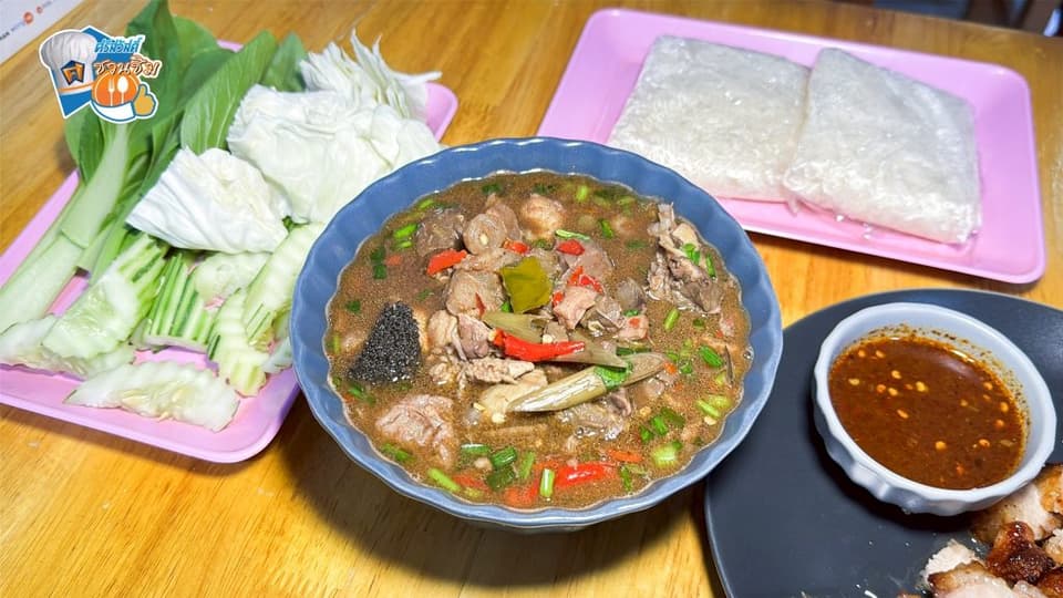 ทางร้านเลือกใช้เนื้อส่วนคอหมูแท้ๆ ที่มีมันแทรกกำลังดี นำไปหมักจนเข้าเนื้อด้วยสูตรเฉพาะ