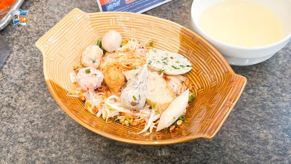 ตัวเส้นทางร้านใช้เนื้อปลาล้วน นำมานวดแล้วรีดเป็นแผ่นยาว ก่อนตัดเป็นเส้นก๋วยเตี๋ยว เวลากินจะได้ความรู้สึกที่พิเศษมาก