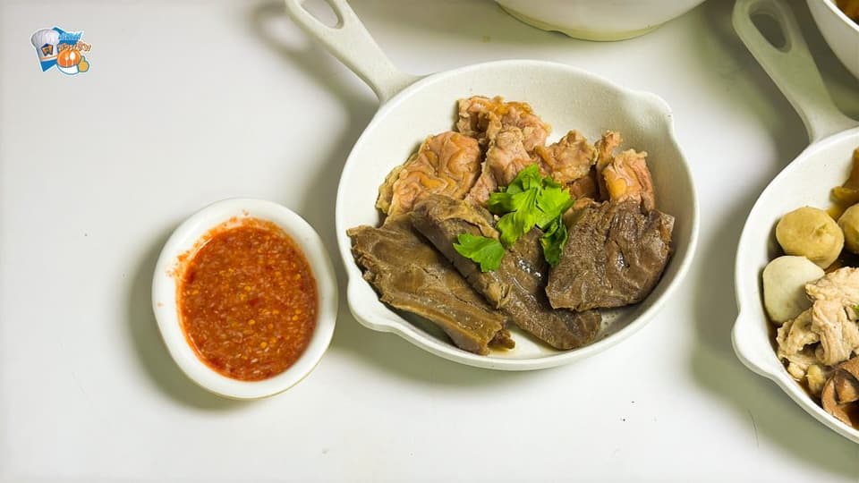 ทางร้านให้เครื่องมาแบบจัดเต็มทั้ง ลูกชิ้นเนื้อ เนื้อตุ๋นชิ้นโต เอ็นตุ๋น เครื่องใน น่องลายตุ๋น ส่วนน้ำซุปก็หอม รสชาติกลมกล่อม