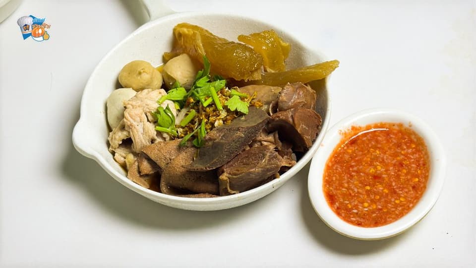สำหรับใครที่เป็นสายเนื้อตัวจริง ห้ามพลาดกับเมนูนี้เลยนะคะ ทางร้านจะนำเนื้อไปลวกกับน้ำซุปให้พอสะดุ้งแบบกำลังดี
