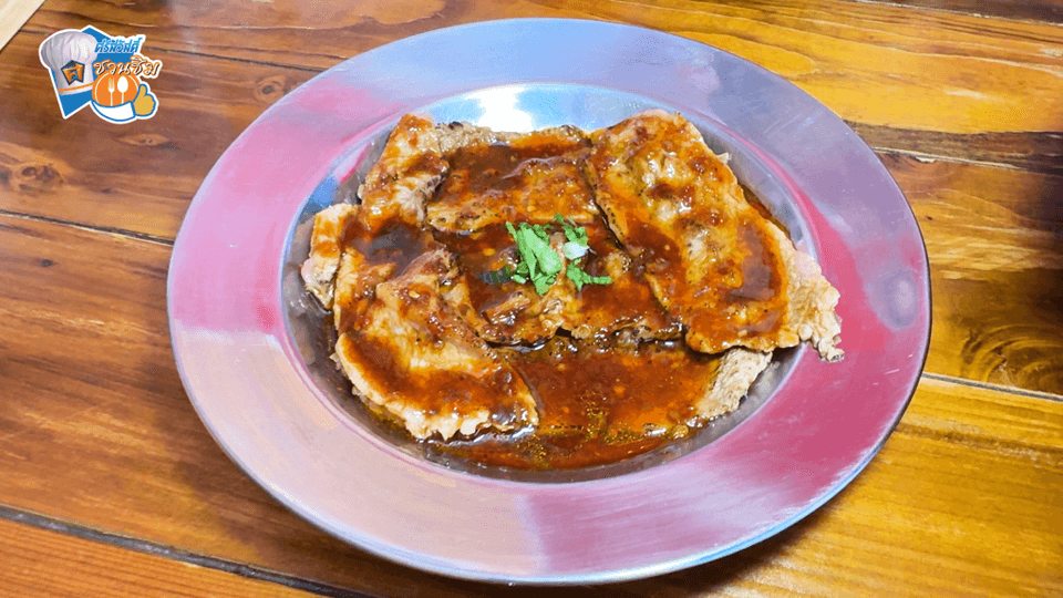 เมนูนี้ทางร้านตุ๋นเนื้อจนเปื่อยนุ่ม กินคู่กับน้ำจิ้มรสเด็ดที่เราสามารถปรุงรสชาติเองได้