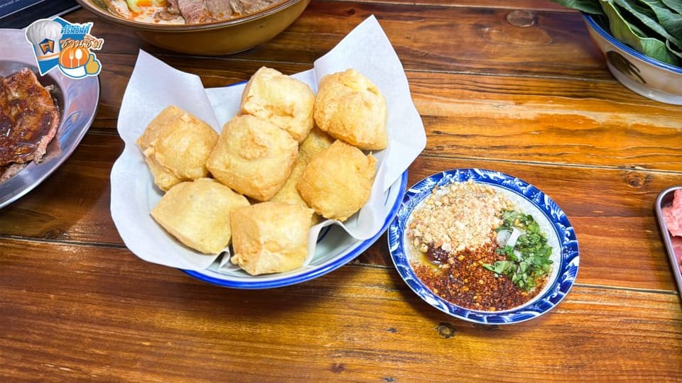 เมนูสุดแซ่บที่สายเนื้อต้องมาโดน ทางร้านนำเนื้อไปเบิร์นไฟจนได้กลิ่นหอมๆ พร้อมราดด้วยน้ำซอสที่มีความจัดจ้าน เผ็ดแซ่บ