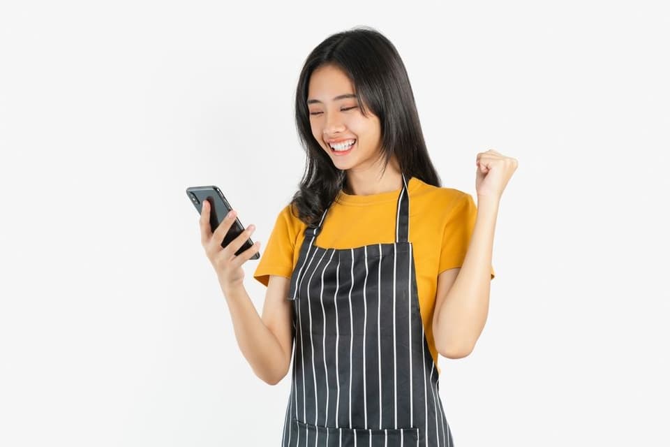 ผู้หญิงดีใจที่หาเงินลงทุนเปิดร้านเล็ก ๆ ได้ตามที่ฝันเอาไว้