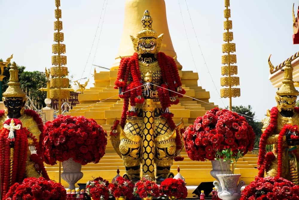 แจกคาถาบูชาท้าวเวสสุวรรณ พร้อมพิธีไหว้ขอพรเสริมดวงให้รุ่งโรจน์