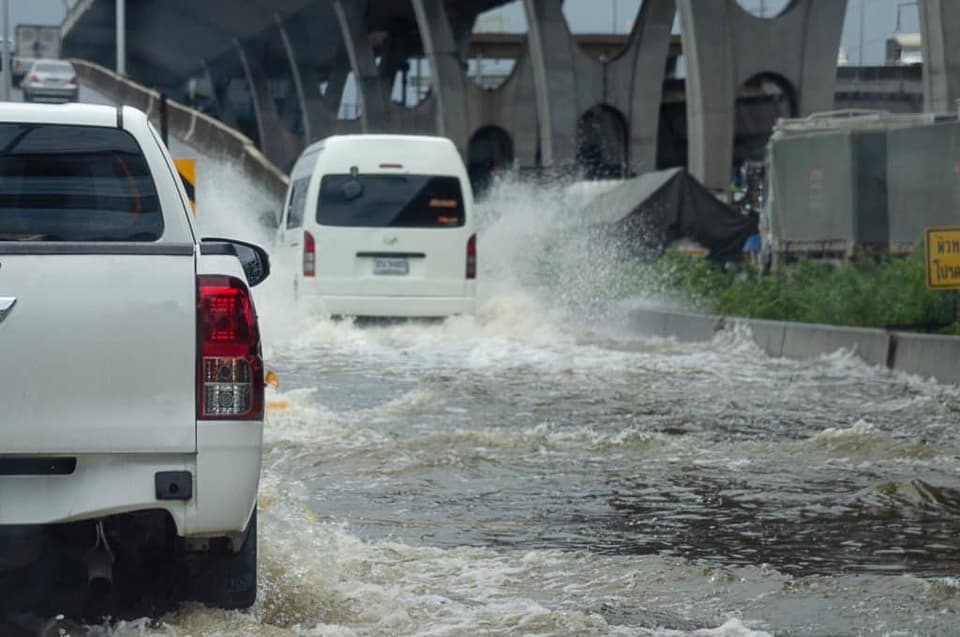 หน้าฝน ฝนตก น้ำท่วม ขับรถลุยน้ำ ประกันรถยนต์คุ้มครองไหม