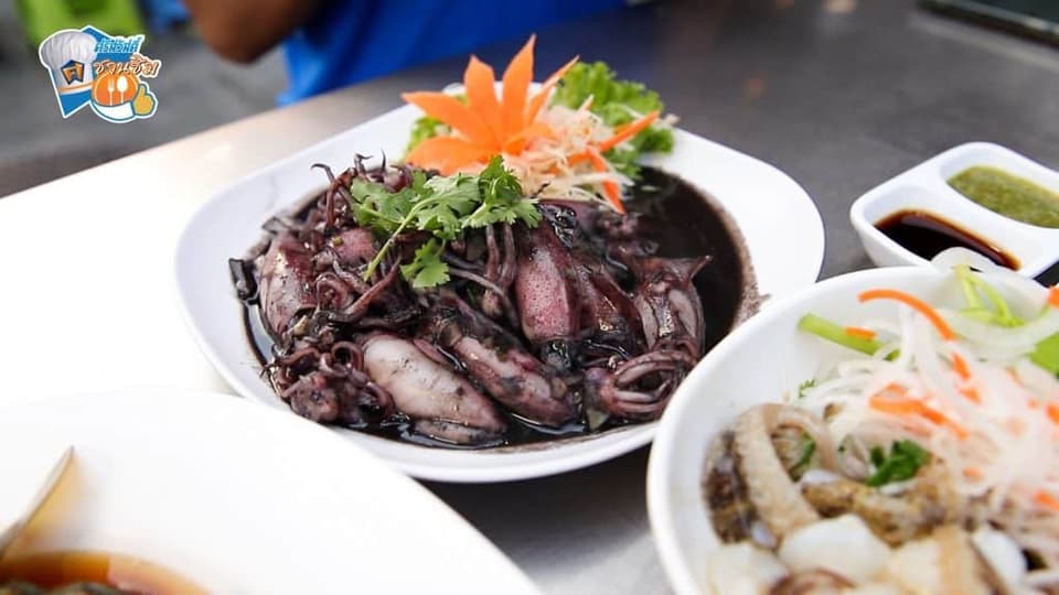 มาต่อที่เมนูหมึกผัดน้ำดำหน้าตาน่ากินจานนี้ ด้วยความที่ปลาหมึกของทางร้านนั้นสดมาก ๆ เคี้ยวแต่ละคำคือ