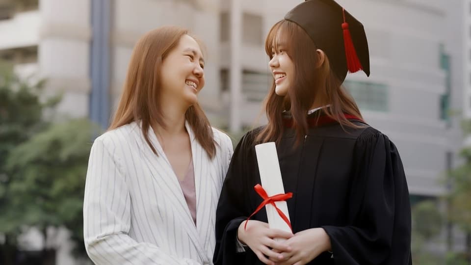 แม่แสดงความยินดีกับลูกที่รับปริญญา