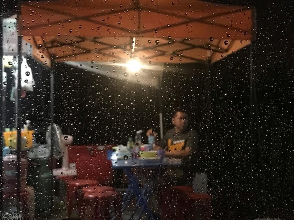 ขายของตลาดนัด ฝนตก