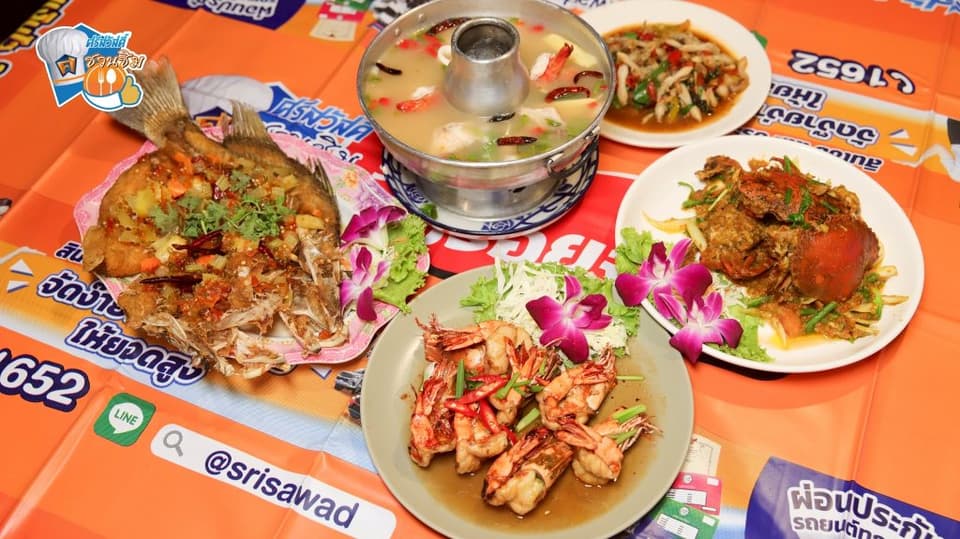 ร้านครัวกันเอง มีเมนูอาหารทะเลสดๆ มากมายให้เลือก ถือว่าอร่อยจัดจ้าน ถึงเครื่องถึงรส และร้านยังตั้งอยู่ริมทะเล
