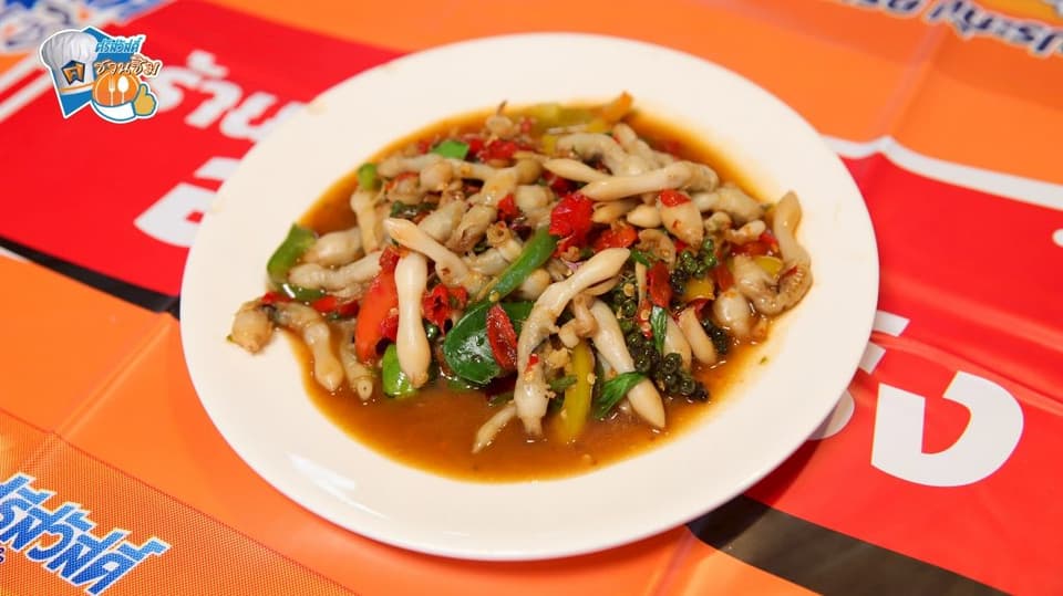หอยหลอดผัดฉ่าจานนี้เด็ดมาก! หอยหลอดตัวโตๆ ผัดมากับเครื่องแกงเผ็ดร้อนถึงใจ หอมกลิ่นกระชายและพริกไทยดำ รสชาติเข้มข้นถึงเครื่อง