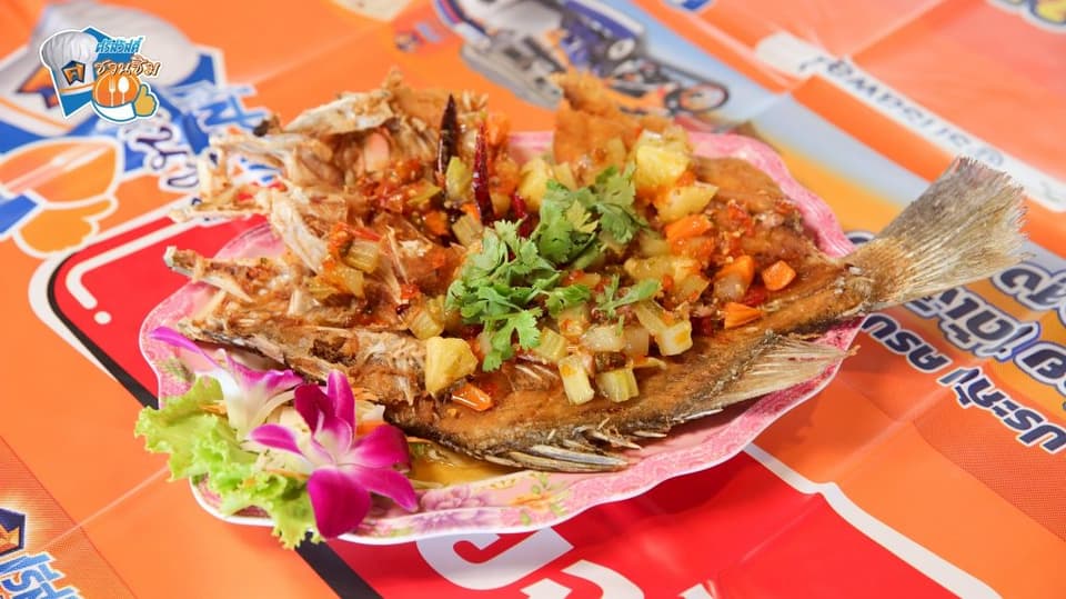ประเดิมด้วยเมนูยอดนิยมของร้านอย่าง ปลากะพงสามรส เนื้อปลาหวานสดใหม่ ทอดมาได้กรอบน่าทาน