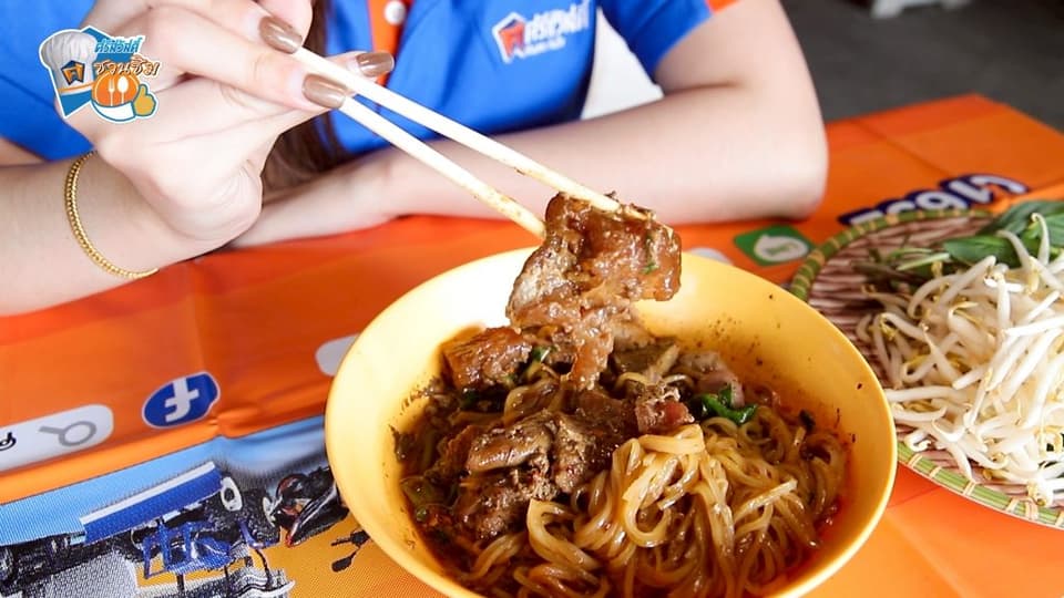 เนื้อลายชิ้นใหญ่ เอกลักษณ์ของร้านก๋วยเตี๋ยวเรือลุงเล็ก ได้ลองแล้วต้องติดใจ