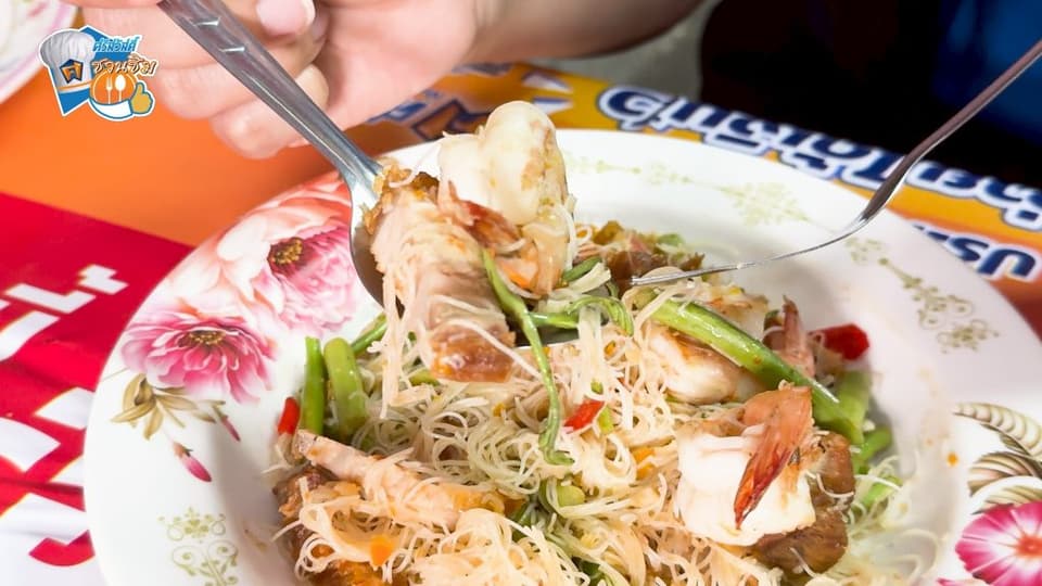 เมนูผัดหมี่กระเฉด หนึ่งในเมนูเด็ดของร้านเจ๊เกียงอาหารตามสั่ง