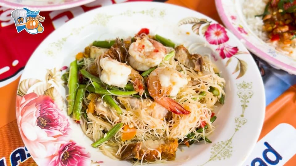 หมี่ผัดกระเฉด รสสัมผัสหลากหลายใส่ทั้งเส้นหมี่ ผักกระเฉด และ กุ้งเนื้อเด้งๆ