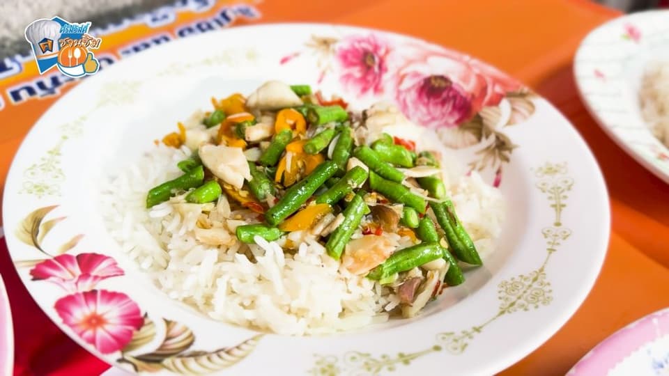 ปูผัดพริกเหลืองราดข้าว เนื้อปูก้อนแน่นๆ อร่อยถึงเครื่อง