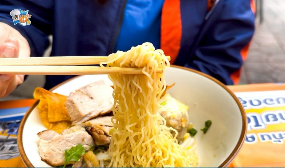 บะหมี่แห้งเครื่องแน่นเต็มชาม รสชาติครบรสในชามเดียว