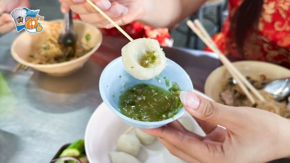 หมูสะเต๊ะ น้ำจิ้มถั่วสูตรเข้มข้น หมูสะเต๊ะรสหวานเค็มกลมกล่อม เนื้อนุ่ม ชุ่มฉ่ำ มีกลิ่นหอมจากการย่าง