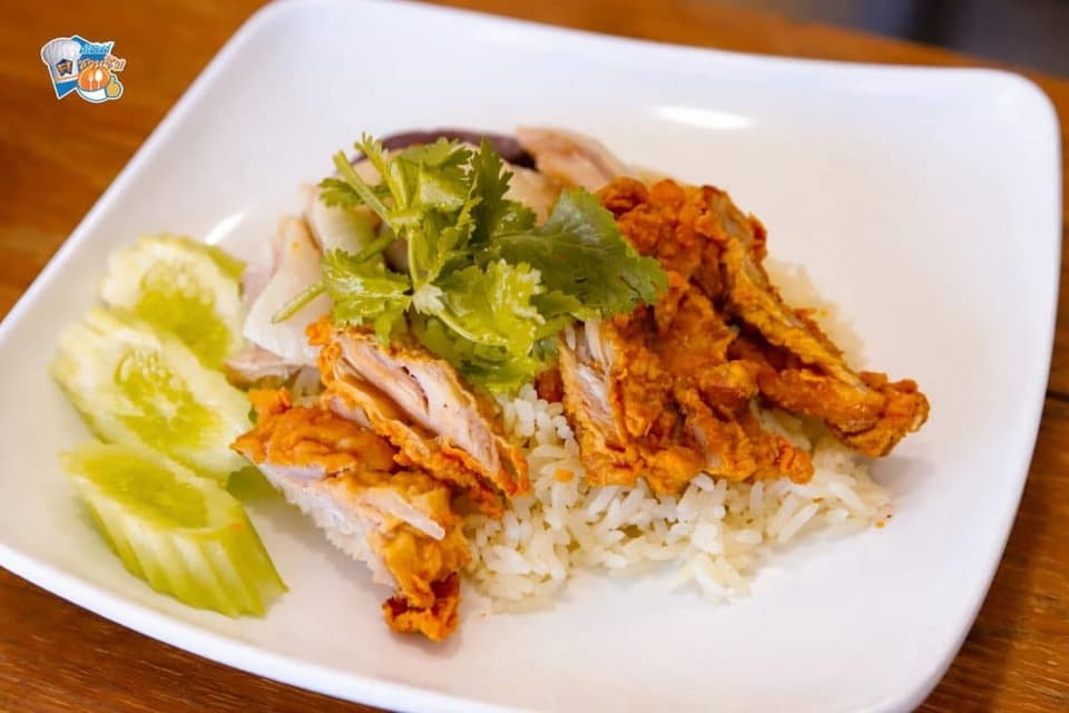 ข้าวมันไก่ต้ม เนื้อหนังฉ่ำๆ เนื้อไก่นุ่ม ชุ่มฉ่ำ ไม่แห้ง หนังไก่บาง นุ่ม ไม่เหนียว ให้สัมผัสลื่นละมุนลิ้น