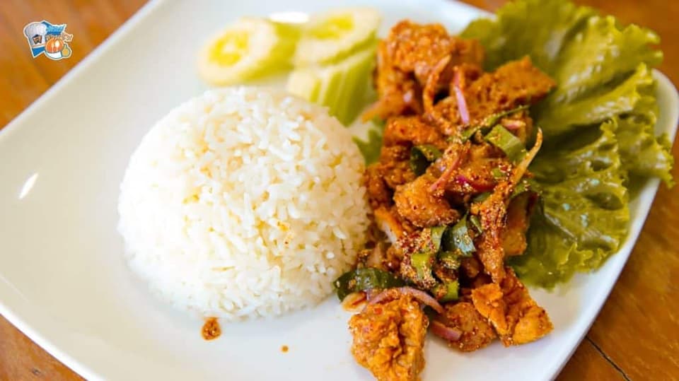 ข้าวมันไก่ทอด หนังกรอบ ๆ ไก่ทอดกรอบนอก สีทองสวย แป้งบางกรุบ ๆ พอกัดเข้าไปจะเจอเนื้อไก่นุ่มฉ่ำ ไม่แห้ง มีความหวานของเนื้อไก่