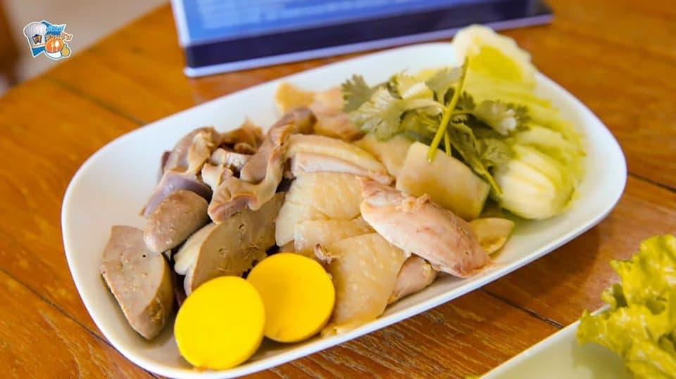 ข้าวยำไก่แซ่บ สีสันจัดจ้านชวนหิว ไก่ชิ้นพอดีคำ คลุกเคล้ากับเครื่องยำแน่น ๆ ทั้งหอมแดงซอย ต้นหอม และเครื่องปรุงรสแซ่บ ๆ