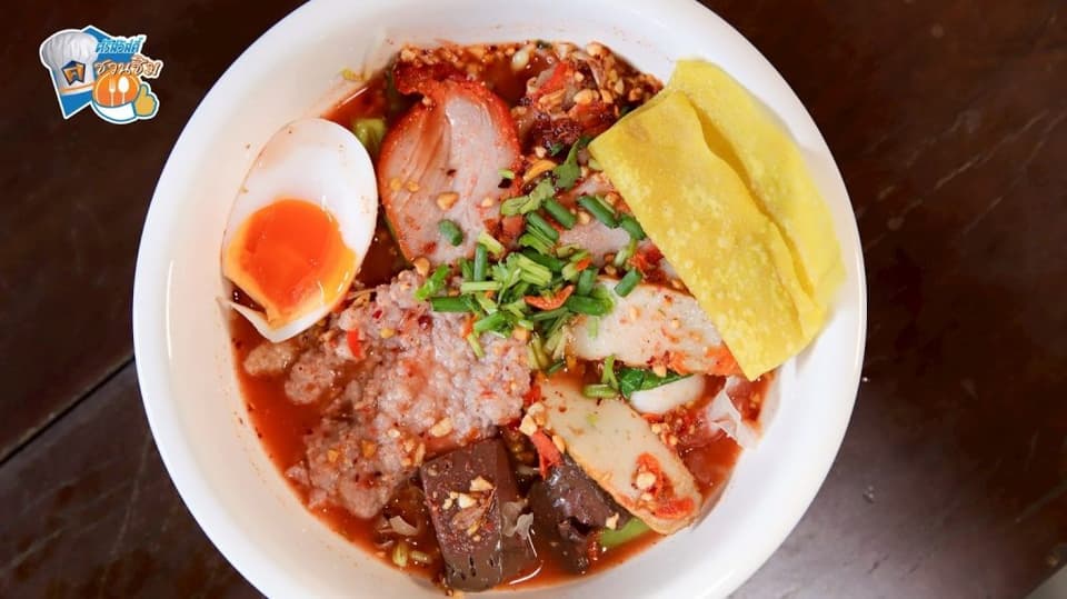 ต้มเลือดหมูรสแซ่บ น้ำซุปใสแต่รสชาติเข้มข้น มีความแซ่บจากพริกขี้หนูสวนตามสูตรเฉพาะของร้าน ให้รสชาติ เผ็ดนิด เปรี้ยวหน่อย เค็ม
