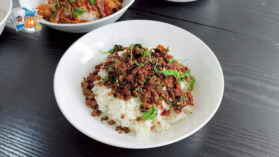 กะเพราหมูสับไข่ดาวเยิ้มๆ เมนูนี้ทางร้านคัดเนื้อหมูคุณภาพดี ผัดมาได้แห้งสนิท รสชาติเค็มเผ็ดซึมลึกเข้าเนื้อ