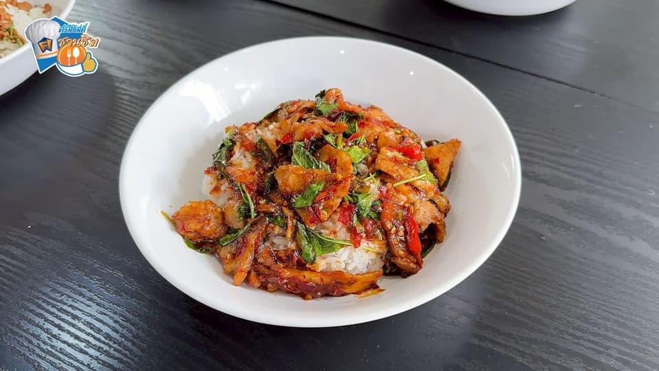 กะเพราหมูกรอบ หมูกรอบของทางร้านคือที่สุด หมูกรอบทอดมาได้ฟูกรอบพอง มีมันแทรกกำลังดีไม่เลี่ยน และเนื้อหมูยังคงความนุ่มชุ่มฉ่ำ