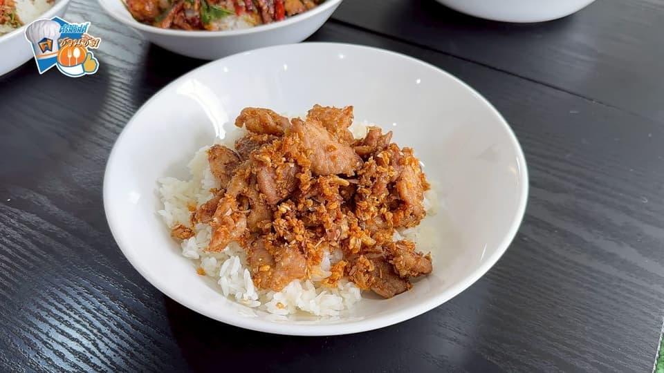 คอหมูย่างผัดพริกเผา เนื้อคอหมูจะมีความนุ่มหนึบ หอมรมควันอ่อนๆ จากการย่าง นำลงไปผัดคั่วในกระทะไฟแรง