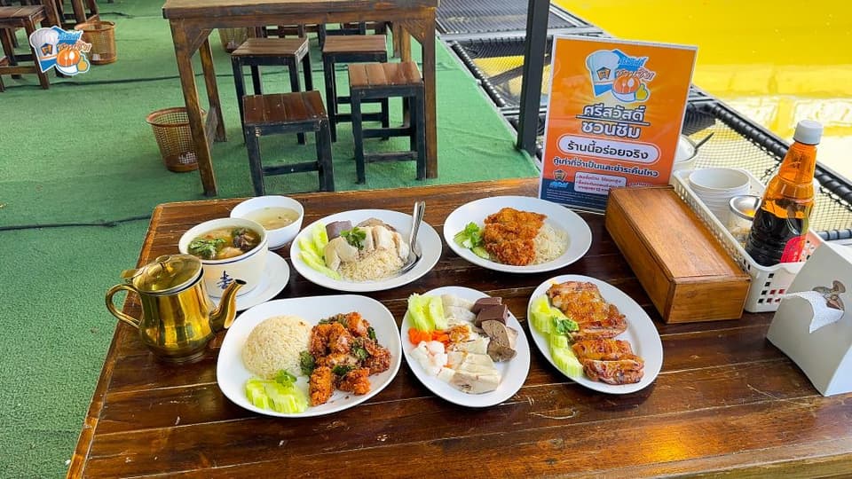 ทองหยดข้าวมันไก่ คือนิยามของข้าวมันไก่สิงคโปร์ที่ถูกต้อง รสชาติกลมกล่อม ไก่นุ่ม ข้าวหอม น้ำจิ้มรสเด็ด