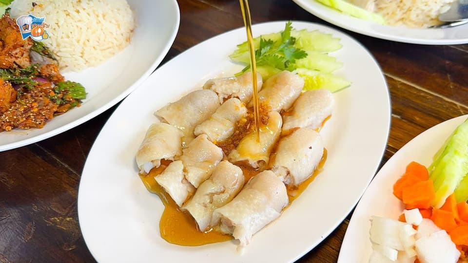 ไก่สับสิงคโปร์ของที่นี่ให้รสสัมผัสที่นุ่ม ลื่น ฉ่ำด้วยซอส เนื้อไก่จะมีความเด้งสู้ฟันเบาๆ แต่ไม่เหนียว