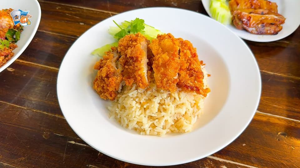 ไก่ของที่นี่วางเรียงมาแบบชิ้นหนาๆ เนื้อไก่มีความฉ่ำ นุ่ม ละมุน เคี้ยวสนุก ตัวข้าวมันเรียงเม็ดสวยละลายในปาก