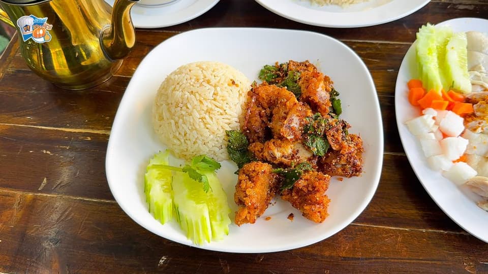 ไก่ทอดถูกหั่นมาเป็นชิ้นพอดีคำ แป้งด้านนอกดูแห้งสนิท ไม่อมน้ำมัน ส่วนด้านในยังคงความนุ่มและฉ่ำของเนื้อไก่